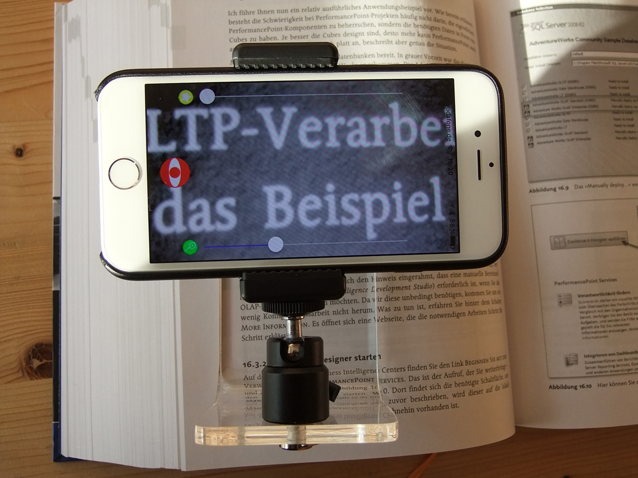 SmartReader mit einem iPhone 6 auf dem die Magnifier App läuft